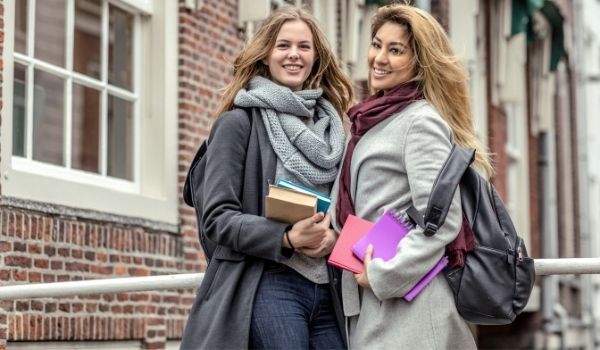 两位女性朋友以在荷兰市中心遇见荷兰人为例