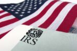 美国国旗在后台与国税局纸在前台代表fbar申请外国人住在国外