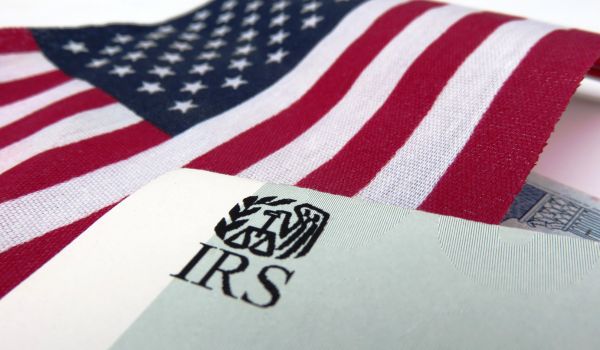 美国国旗在后台与国税局纸在前台代表fbar申请外国人住在国外