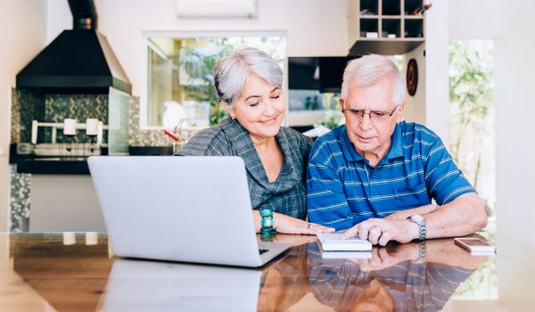 一对老夫妇检查发生了什么变化在2023年荷兰养老保险制度
