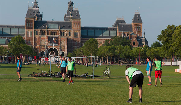 在阿姆斯特丹踢足球