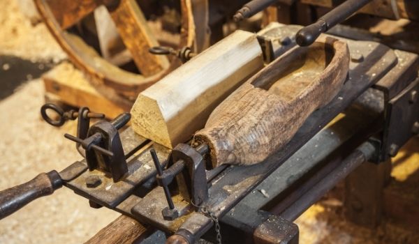 一个荷兰木鞋是怎样制成的