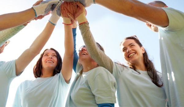 以一群志愿者为例，他们与荷兰人会面