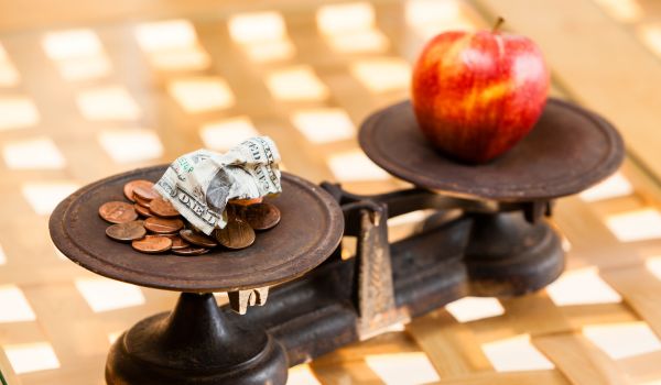 与苹果和资金规模的图片代表通货膨胀